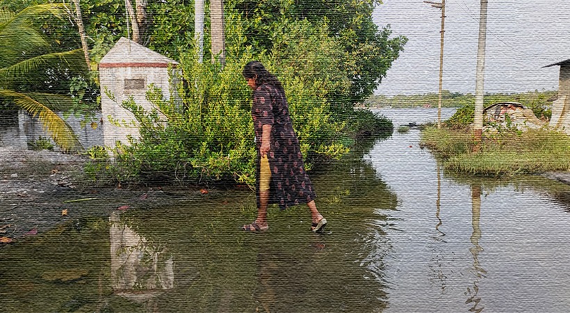 വേലിയേറ്റമളക്കുന്ന കൊച്ചി തീരത്തെ സ്ത്രീകൾ