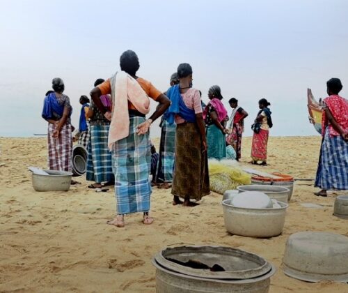 കടലെടുക്കുന്ന തീരവും കടപ്പുറത്തെ പെൺജീവിതങ്ങളും